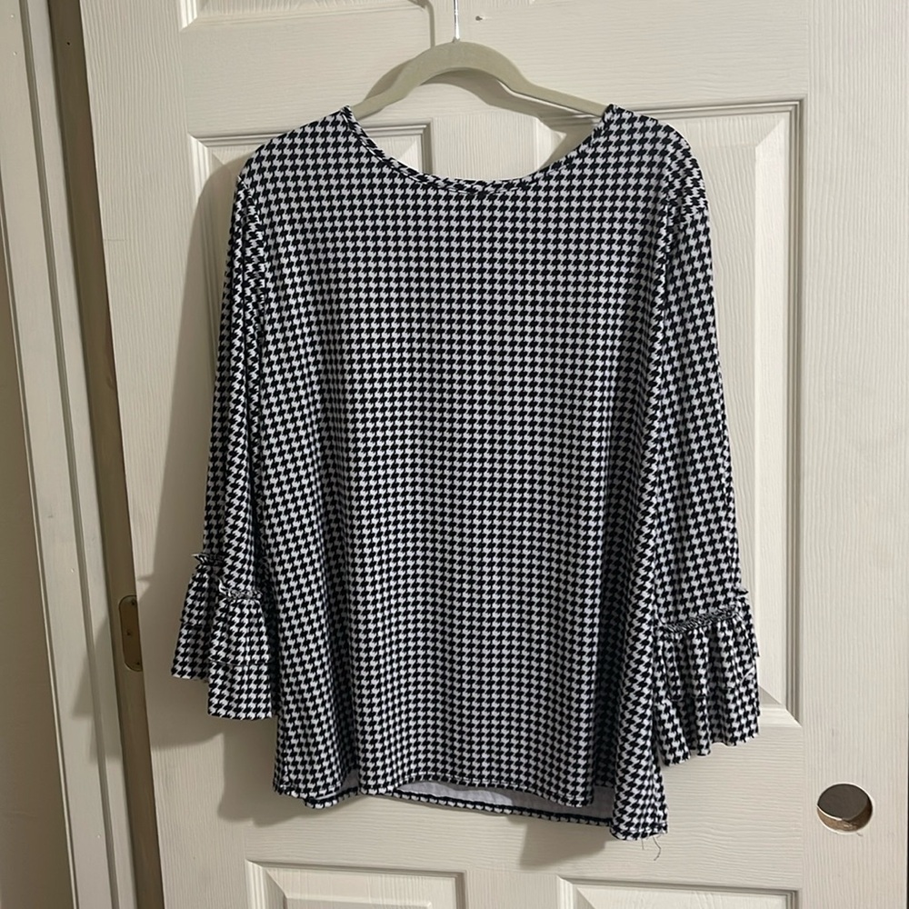 Cute ruffled sleeved top!
